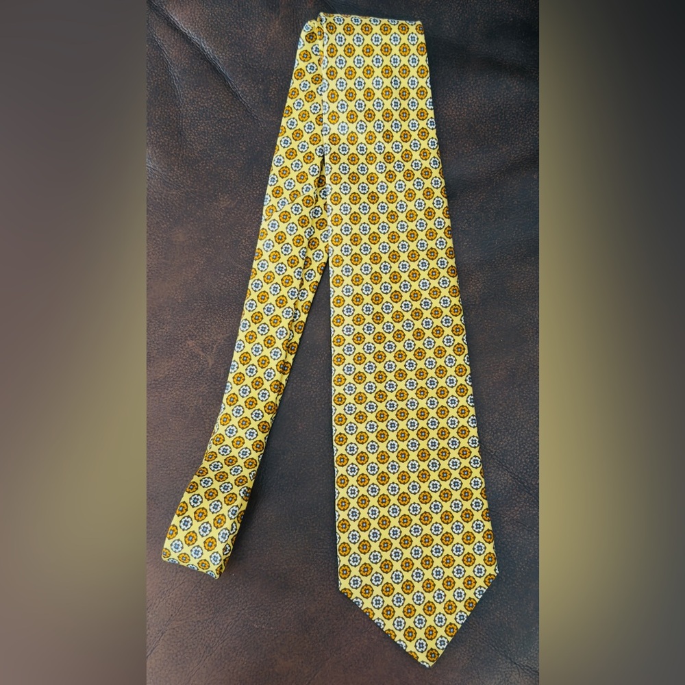 Brooks Brothers 346 Tie Men's‎ Gold Floral 100% Silk Necktie Handmade In USA